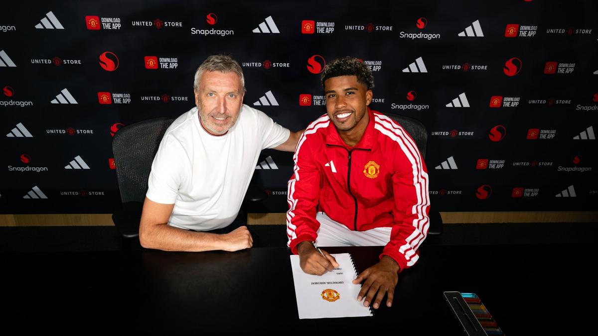 Manchester United oznámil podpis brazílskeho stredopoliara Andreyho Santosa