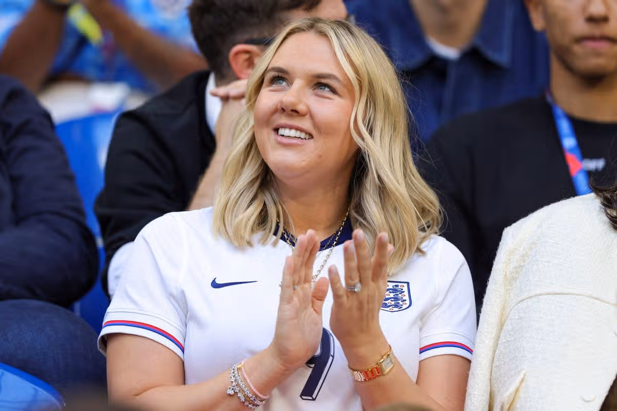 GELSENKIRCHEN, NEMECKO - 16. JÚNA: Kate Goodland, manželka anglického kapitána Harryho Kanea, je videná na tribúne pred zápasom skupinovej fázy UEFA EURO 2024 medzi Srbskom a Anglickom v Arena AufSchalke 16. júna 2024 v Gelsenkirchene v Nemecku. (Foto: Ralf Ibing - firo Image sportphoto/Getty