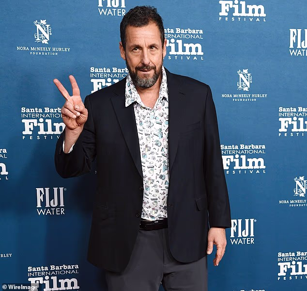 Adam Sandler naliehal na Travisa Kelceho a Taylor Swift, aby sa počas manželstva „neprestávali bozkávať“.