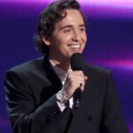 Marcello Hernández hovorí na pódiu počas udeľovania cien ESPY