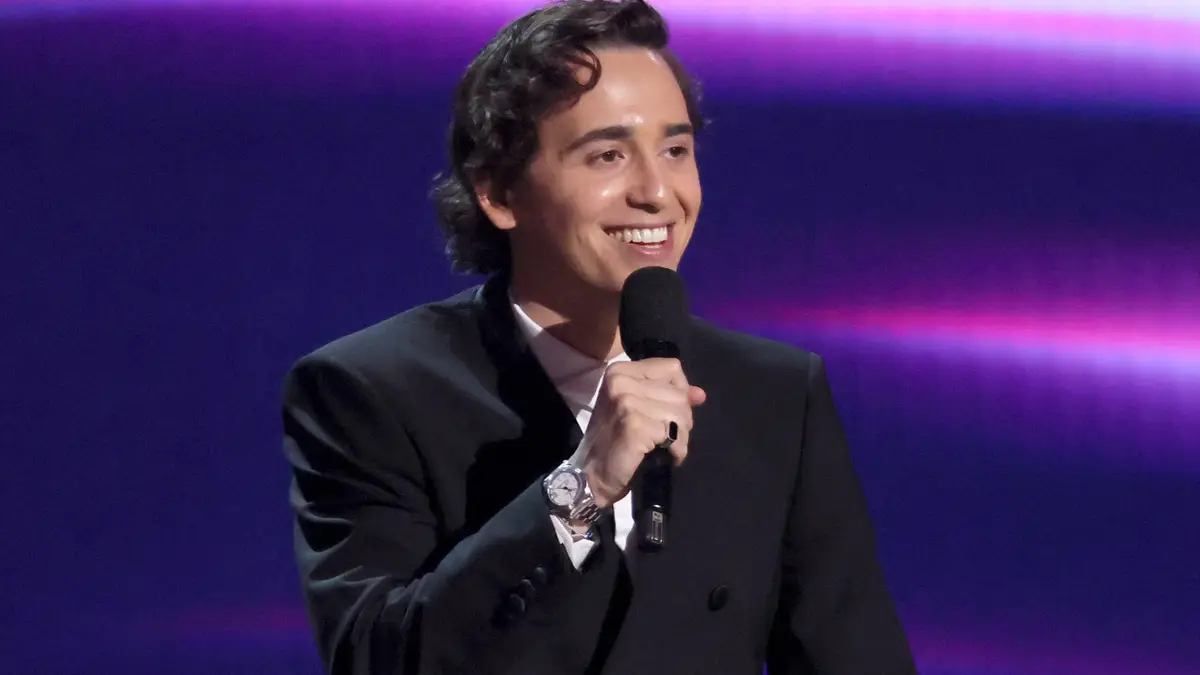 Marcello Hernández hovorí na pódiu počas udeľovania cien ESPY