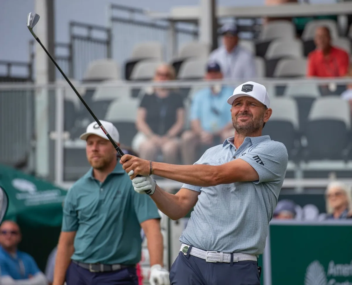 Mardy Fish zasiahol na 17. jamke počas posledného kola golfového turnaja American Century Celebrity Championship na golfovom ihrisku Edgewood Tahoe v Stateline, Nev., v nedeľu 12. júla 2026.