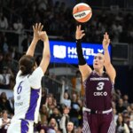 25. júna 2026; Toronto, Ontario, CAN; Strážkyňa Toronta Tempo Marina Mabrey (3) strieľa loptu, keď útočník Los Angeles Sparks Jihyun Park (6) bráni v druhom polčase v Coca-Cola Coliseum. Povinný kredit: Dan Hamilton-Imagn Images