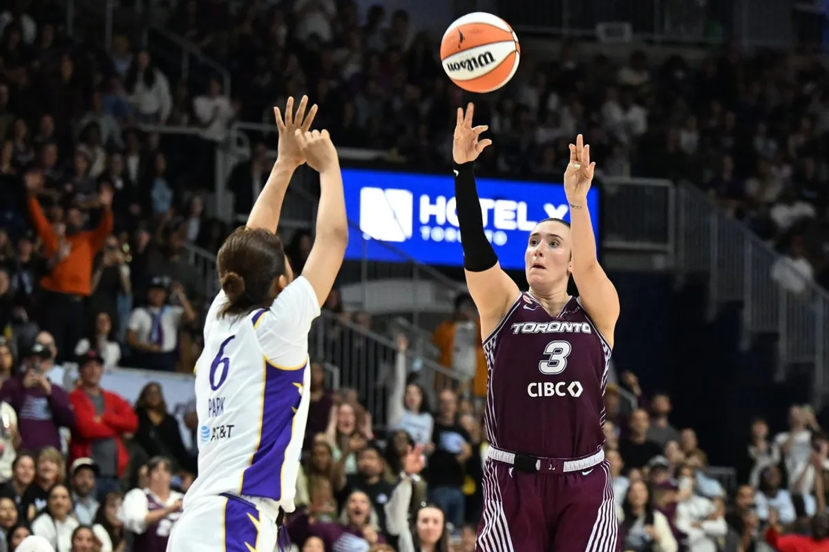 25. júna 2026; Toronto, Ontario, CAN; Strážkyňa Toronta Tempo Marina Mabrey (3) strieľa loptu, keď útočník Los Angeles Sparks Jihyun Park (6) bráni v druhom polčase v Coca-Cola Coliseum. Povinný kredit: Dan Hamilton-Imagn Images