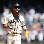 19. júla 2026; Seattle, Washington, USA; Stredový hráč Seattle Mariners Julio Rodriguez (44) vedie základňu po domácom zásahu druhého hráča Seattle Mariners Cole Younga (2) (bez obrázku) počas siedmej zmeny proti San Francisco Giants v T-Mobile Parku. Povinný kredit: Steven Bisig-Imagn Images