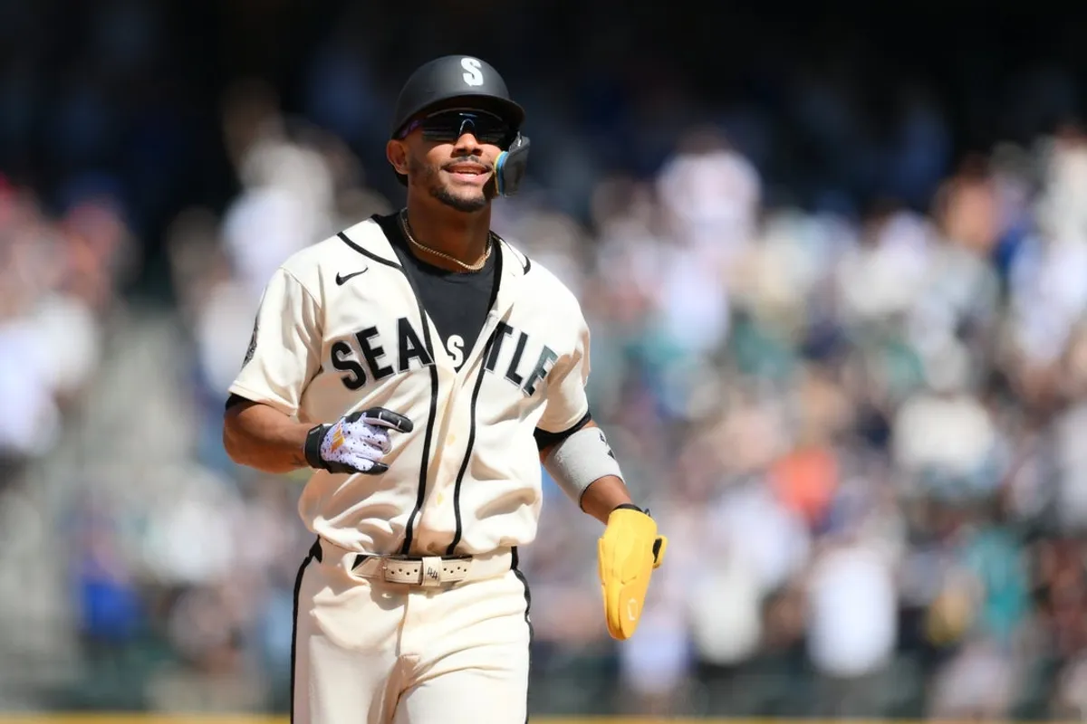 19. júla 2026; Seattle, Washington, USA; Stredový hráč Seattle Mariners Julio Rodriguez (44) vedie základňu po domácom zásahu druhého hráča Seattle Mariners Cole Younga (2) (bez obrázku) počas siedmej zmeny proti San Francisco Giants v T-Mobile Parku. Povinný kredit: Steven Bisig-Imagn Images