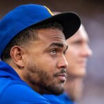 17. júla 2026; Seattle, Washington, USA; Stredopoliar Seattle Mariners Julio Rodriguez (44) sleduje hru z kopačky počas piatej zmeny proti San Franciscu v T-Mobile Parku. Povinný kredit: Stephen Brashear-Imagn Images