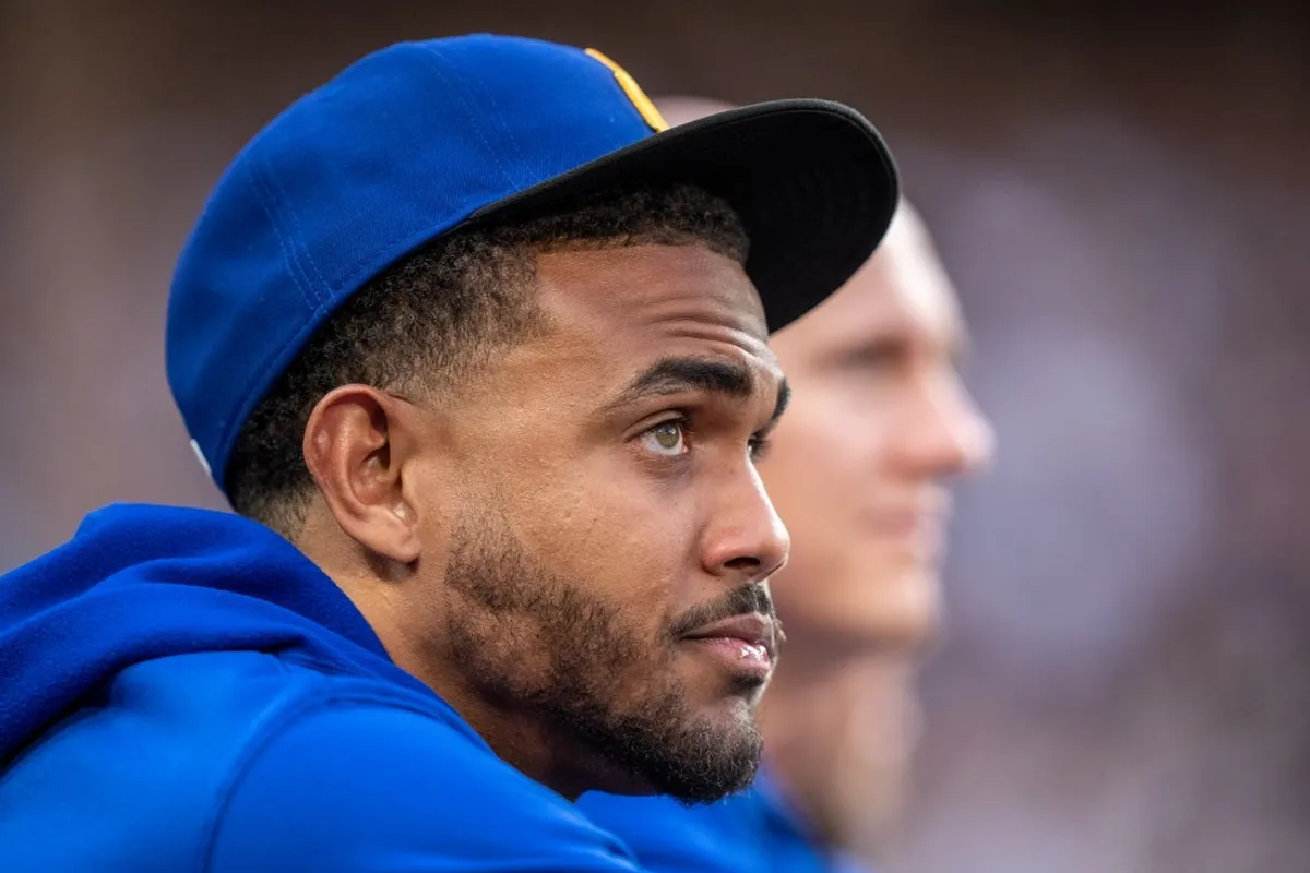 17. júla 2026; Seattle, Washington, USA; Stredopoliar Seattle Mariners Julio Rodriguez (44) sleduje hru z kopačky počas piatej zmeny proti San Franciscu v T-Mobile Parku. Povinný kredit: Stephen Brashear-Imagn Images