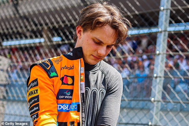 Oscar Piastri trval na tom, že zostáva v McLarene šťastný aj napriek pretrvávajúcim klebetám ​​o jeho budúcnosti vo Formule 1