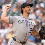 27. júna 2026; Minneapolis, Minnesota, USA; Počiatočný nadhadzovač z Colorado Rockies Michael Lorenzen (24) prihral tretiemu hráčovi tímu Minnesota Twins Brooksovi Leemu (22) v druhej smene v Target Field. Povinný kredit: Matt Blewett-Imagn Images