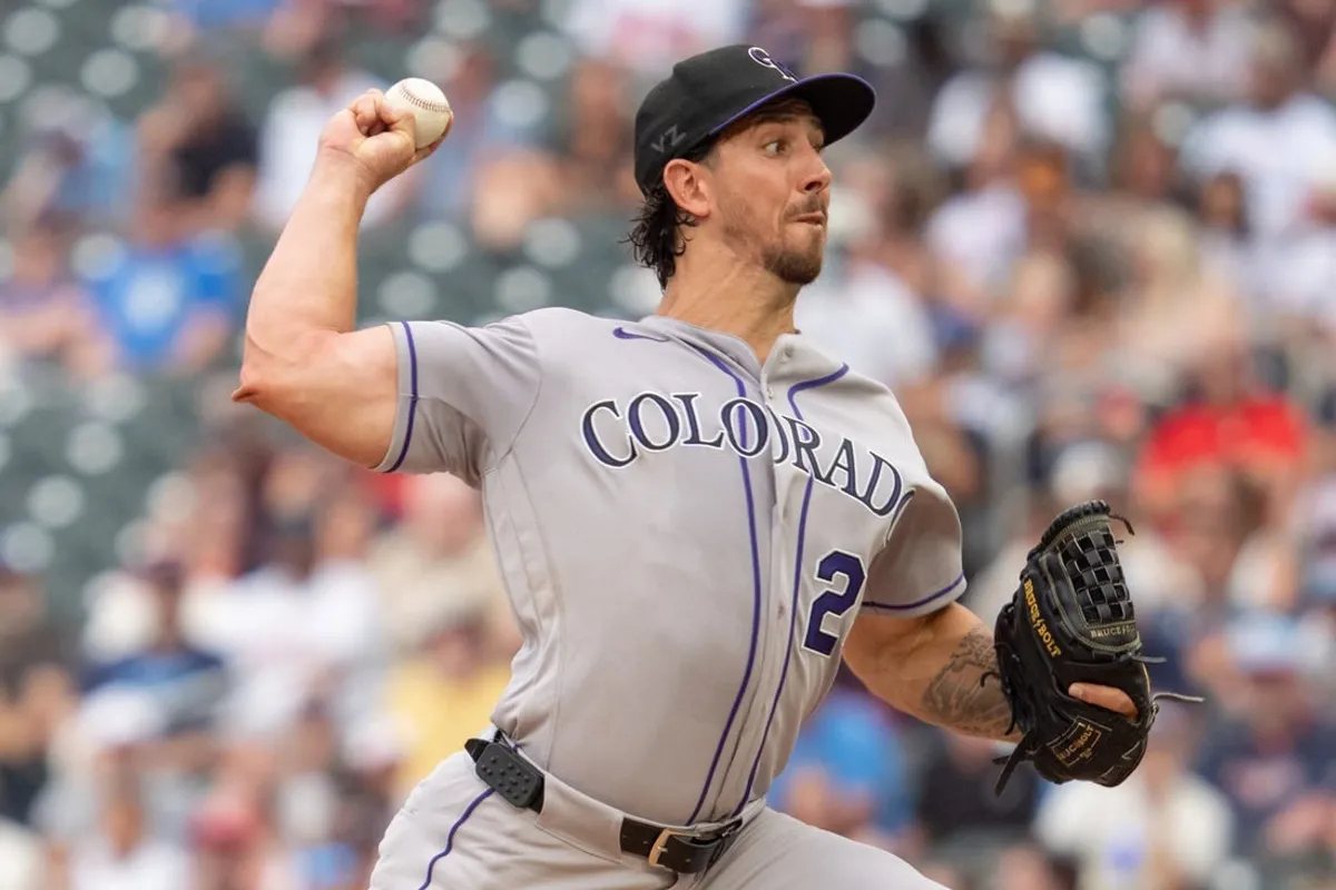 27. júna 2026; Minneapolis, Minnesota, USA; Počiatočný nadhadzovač z Colorado Rockies Michael Lorenzen (24) prihral tretiemu hráčovi tímu Minnesota Twins Brooksovi Leemu (22) v druhej smene v Target Field. Povinný kredit: Matt Blewett-Imagn Images