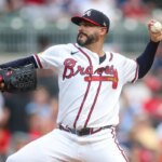 30. júna 2026; Atlanta, Georgia, USA; Nadhadzovač Atlanty Braves Martin Perez (33) hádže proti St. Louis Cardinals v prvej smene v Truist Parku. Povinný kredit: Brett Davis-Imagn Images