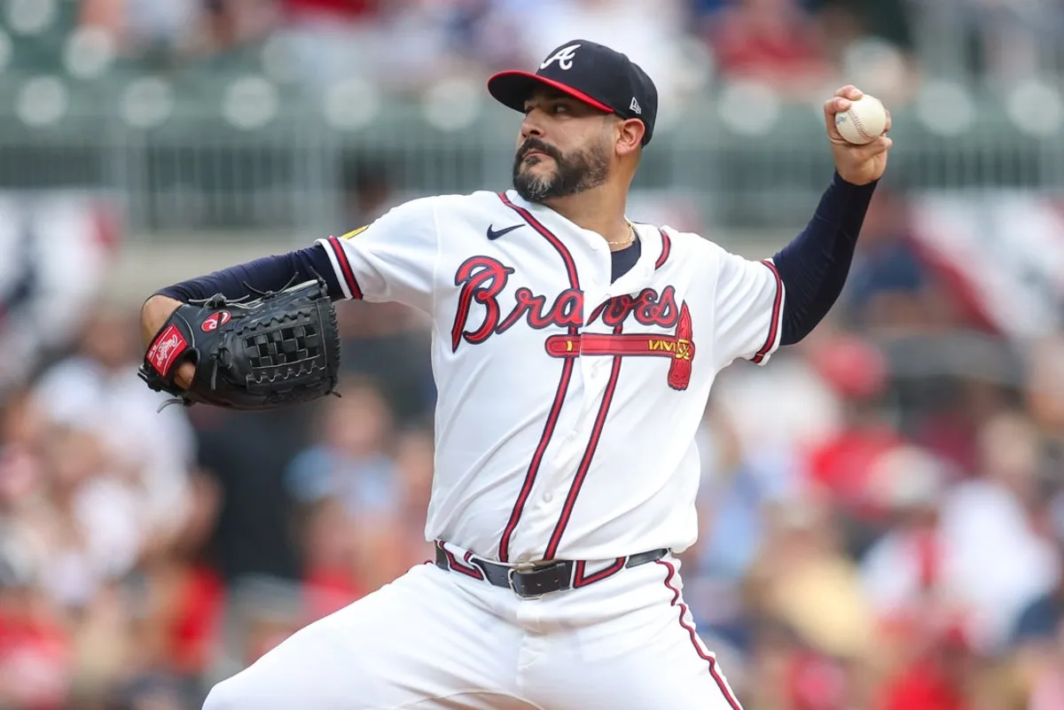 30. júna 2026; Atlanta, Georgia, USA; Nadhadzovač Atlanty Braves Martin Perez (33) hádže proti St. Louis Cardinals v prvej smene v Truist Parku. Povinný kredit: Brett Davis-Imagn Images