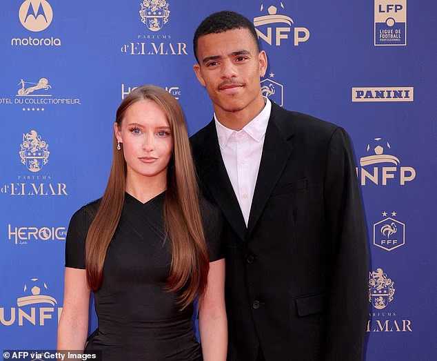 Mason Greenwood (vpravo), na snímke s manželkou Harriet Robson, odchádza z Marseille do Fenerbahce – s Manchestrom United kvôli finančnej injekcii