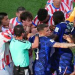 Pretláčanie hráčov Francúzska a Paraguaja