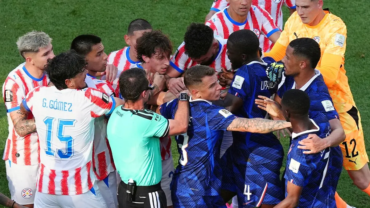 Pretláčanie hráčov Francúzska a Paraguaja