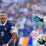 Francúz Kylian Mbappé (10) oslavuje víťazstvo Francúzska nad Paraguajom v osemfinále MS.