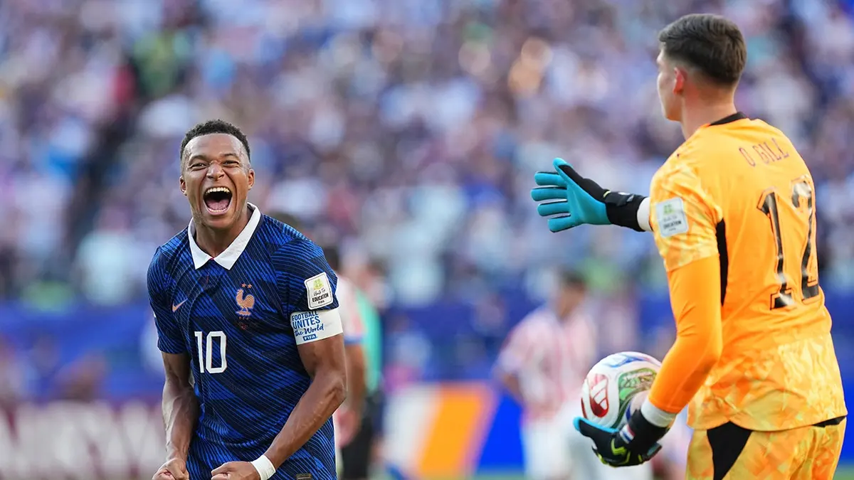 Francúz Kylian Mbappé (10) oslavuje víťazstvo Francúzska nad Paraguajom v osemfinále MS.