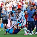 Medzinárodná futbalová federácia (FIFA) bude vyšetrovať niekoľko hráčov Argentíny za potýčku po prehre vo finále so Španielskom