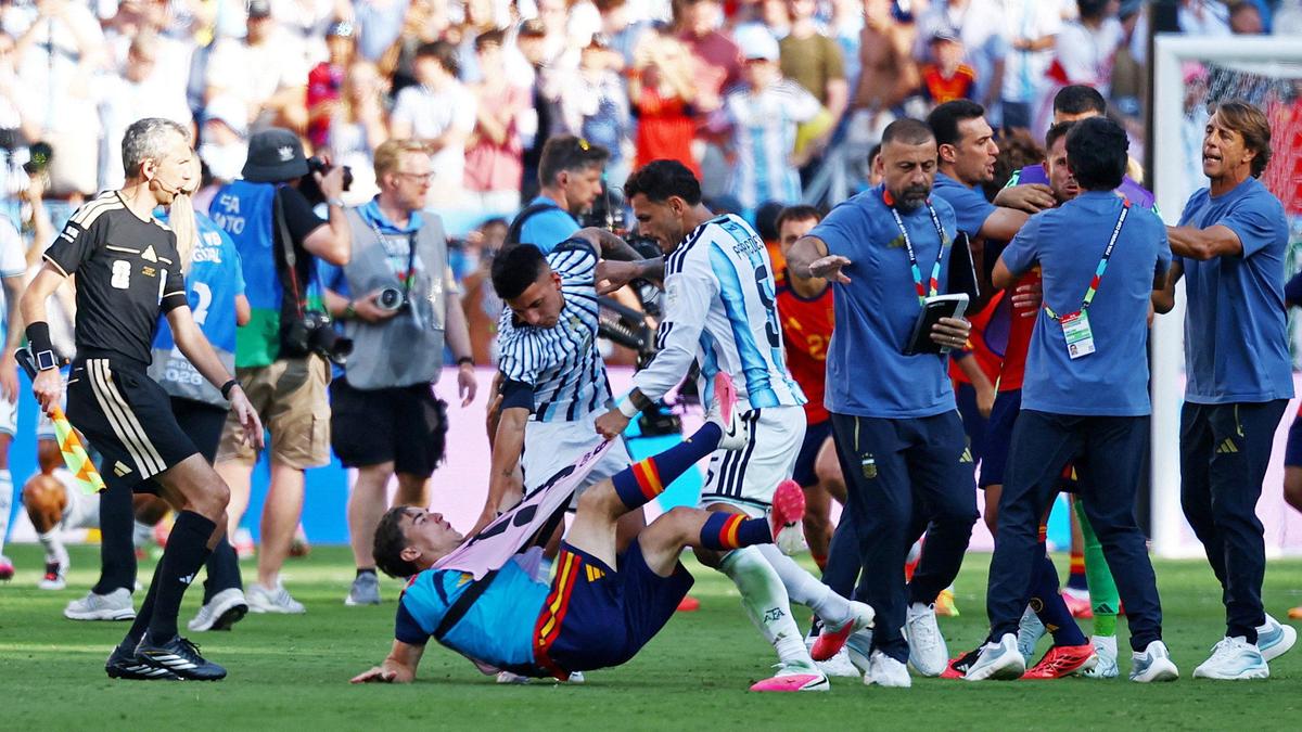 Medzinárodná futbalová federácia (FIFA) bude vyšetrovať niekoľko hráčov Argentíny za potýčku po prehre vo finále so Španielskom