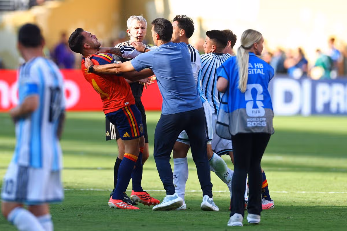Eric Garcia zo Španielska sa dostane do konfliktu s Leandrom Paredesom z Argentíny, keď tréner Lionel Scaloni zasahuje do finále majstrovstiev sveta