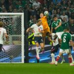 Brankár Anglicka Jordan Pickford v nedeľu na štadióne Azteca vyrazil loptu pri víťazstve na majstrovstvách sveta nad Mexikom.