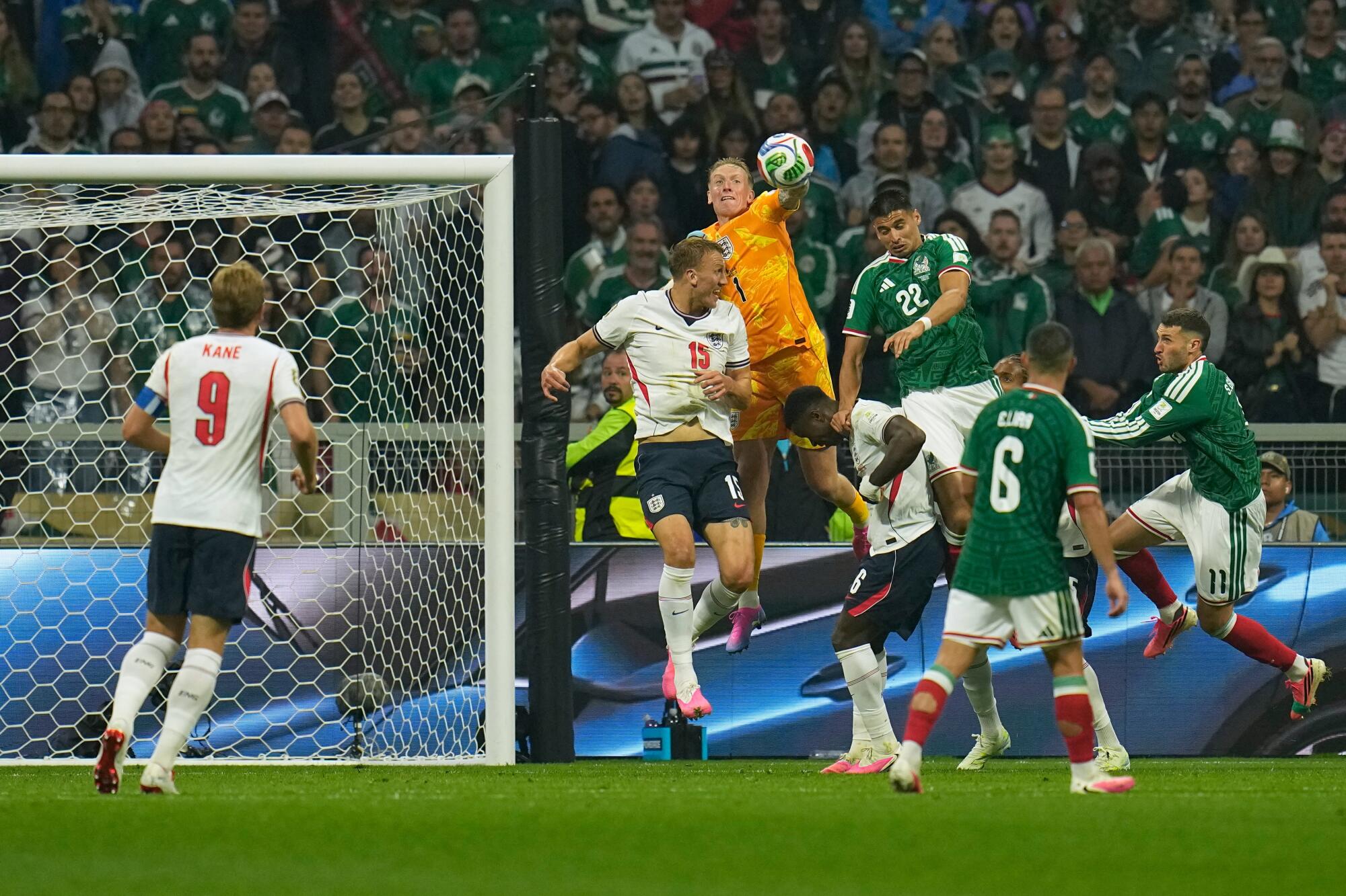 Brankár Anglicka Jordan Pickford v nedeľu na štadióne Azteca vyrazil loptu pri víťazstve na majstrovstvách sveta nad Mexikom.