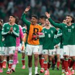 Hráči Mexika oslavujú po utorňajšom víťazstve 32. kola Svetového pohára nad Ekvádorom v Mexico City.