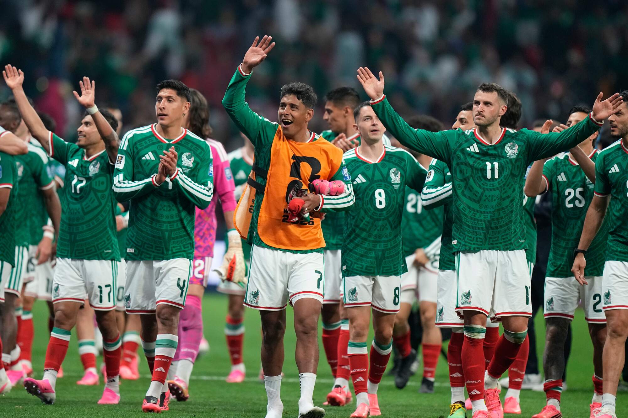 Hráči Mexika oslavujú po utorňajšom víťazstve 32. kola Svetového pohára nad Ekvádorom v Mexico City.