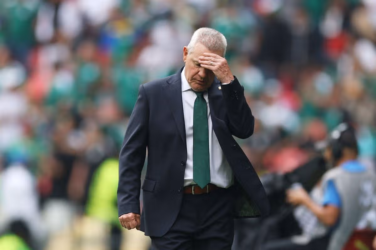 Hlavný tréner Mexika Javier Aguirre s hlavou v pravej ruke