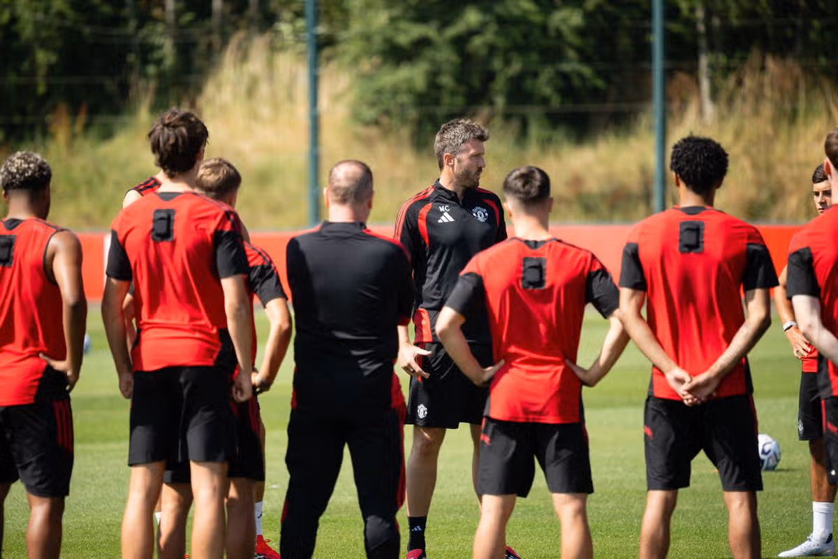 Hlavný tréner Michael Carrick z Manchestru United v akcii počas tréningu prvého tímu na Carrington Training Ground 13. júla 2026 v Manchestri v Anglicku.