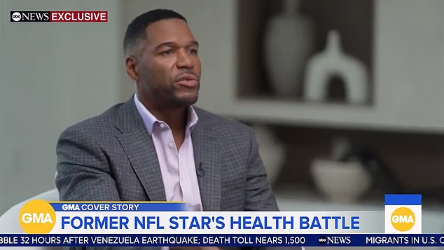 Michael Strahan bol kritizovaný za jeho rozhovor s bývalou hviezdou NFL Chrisom Johnsonom