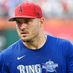 Mike Trout sa zahrieva v Citizens Bank Park