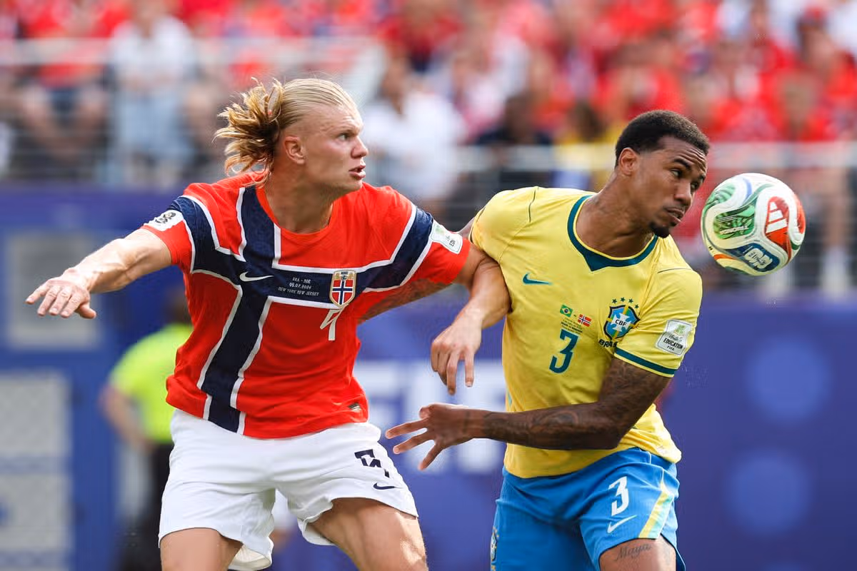 Erling Haaland a Gabriel Magalhaes obnovili svoju rivalitu, keď Nórsko vyradilo Brazíliu