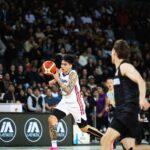 Kevin Quiambao z Gilasa Pilipinasa v akcii počas zápasu s Novým Zélandom v ázijskej kvalifikácii majstrovstiev sveta Fiba 2027 v Aucklande.