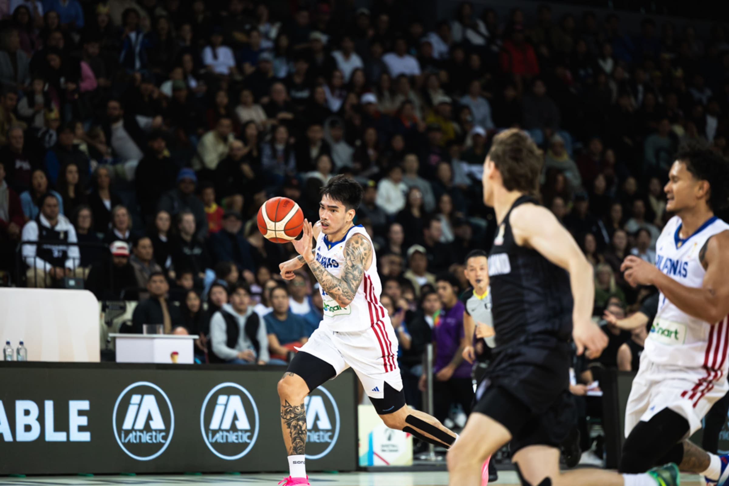 Kevin Quiambao z Gilasa Pilipinasa v akcii počas zápasu s Novým Zélandom v ázijskej kvalifikácii majstrovstiev sveta Fiba 2027 v Aucklande.