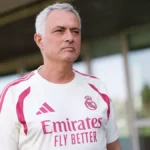 Jose Mourinho na ihrisku v tréningovom drese Realu Madrid.