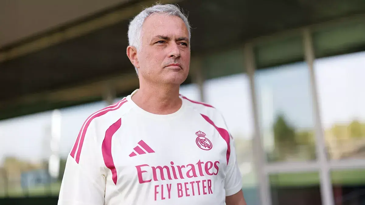 Jose Mourinho na ihrisku v tréningovom drese Realu Madrid.