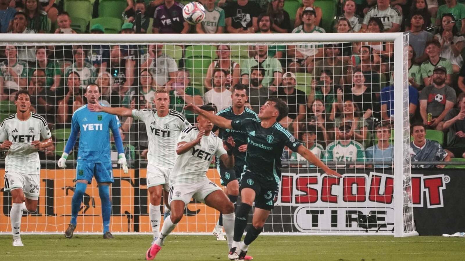 Myrto Uzuni doručuje neskoro pre Austina, aby zostrelil Sounders