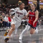 6. júna 2026; College Park, Georgia, USA; Strážca snov z Atlanty Te-Hina Paopao (2) dribluje proti strážkyni Washingtonu Mystics Georgia Amoore (8) v Centre Gateway v College Parku. Povinný kredit: Dale Zanine-Imagn Images