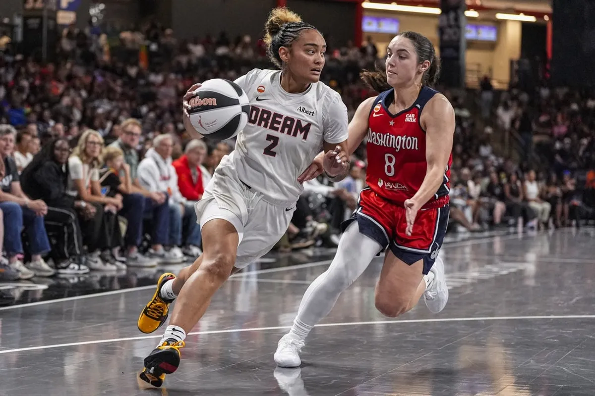 6. júna 2026; College Park, Georgia, USA; Strážca snov z Atlanty Te-Hina Paopao (2) dribluje proti strážkyni Washingtonu Mystics Georgia Amoore (8) v Centre Gateway v College Parku. Povinný kredit: Dale Zanine-Imagn Images