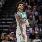 Strážca Charlotte Hornets LaMelo Ball (1) reaguje po trojbodovom koši počas druhého polčasu zápasu basketbalovej NBA proti Sacramento Kings, v stredu 11. marca 2026 v Sacramente v Kalifornii.