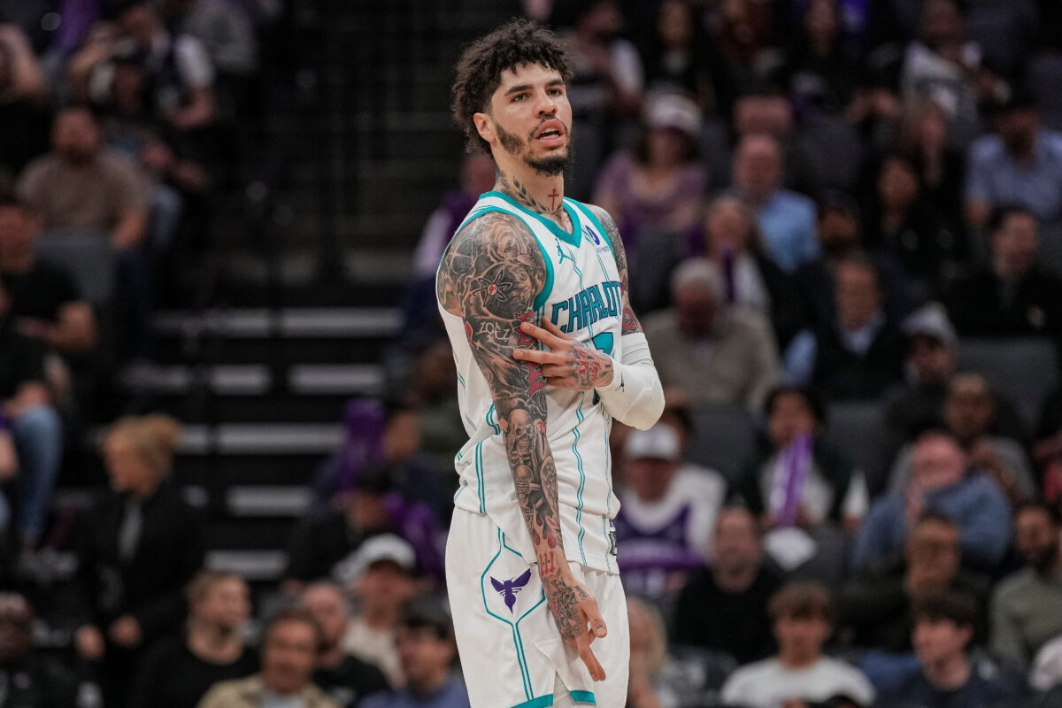 Strážca Charlotte Hornets LaMelo Ball (1) reaguje po trojbodovom koši počas druhého polčasu zápasu basketbalovej NBA proti Sacramento Kings, v stredu 11. marca 2026 v Sacramente v Kalifornii.