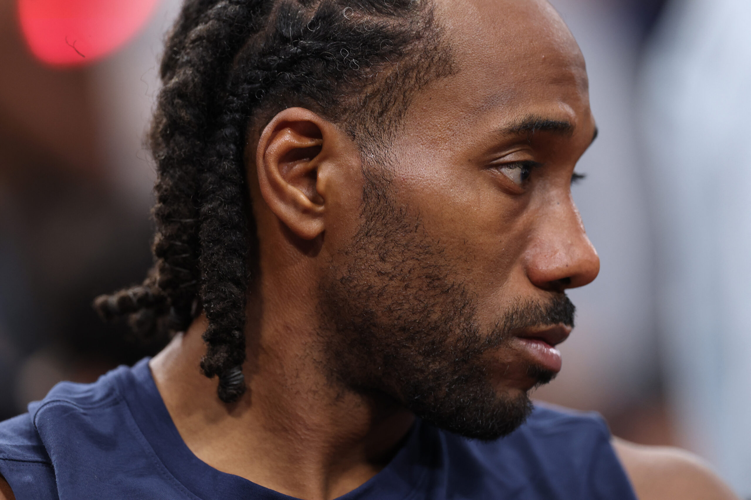 – Návrat Kawhiho Leonarda do Toronta je pozastavený, kým sa neukončí vyšetrovanie NBA, či LA Clippers prekročili pravidlá platového stropu tým, že mu zaplatili prostredníctvom telefonickej dohody.