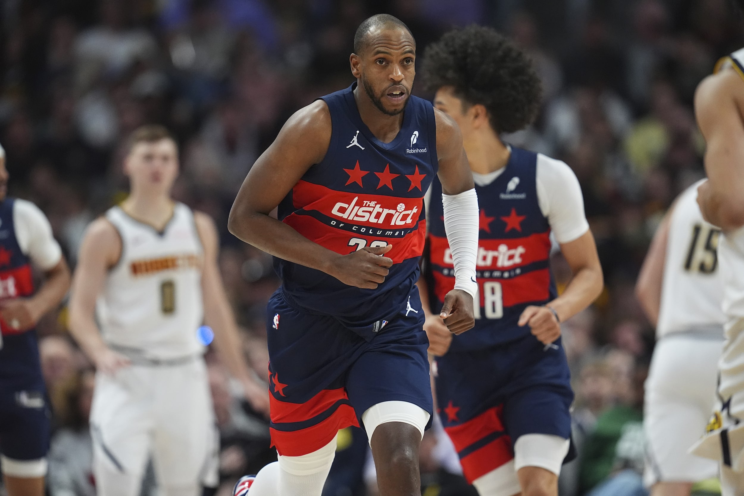 Khris Middleton je vymenený späť do Washingtonu Wizards na základe čiastočne garantovanej trojročnej zmluvy NBA, ktorá by mohla mať hodnotu až 17,6 milióna dolárov.