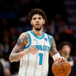 Keďže LeBron James stále hľadá možnosti pre nový domov NBA, Minnesota Timberwolves v piatok upravila svoju súpisku a pridala strážcov LaMelo Balla a Josha Greena do výmeny štyroch tímov.
