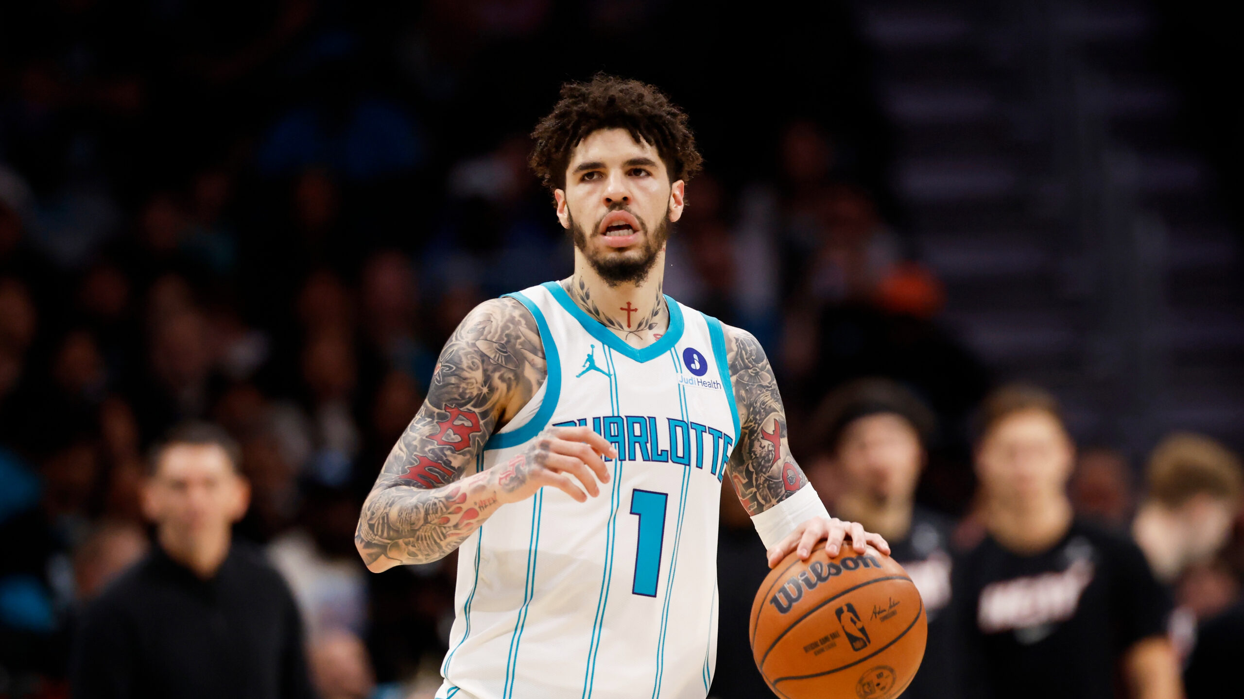 Keďže LeBron James stále hľadá možnosti pre nový domov NBA, Minnesota Timberwolves v piatok upravila svoju súpisku a pridala strážcov LaMelo Balla a Josha Greena do výmeny štyroch tímov.
