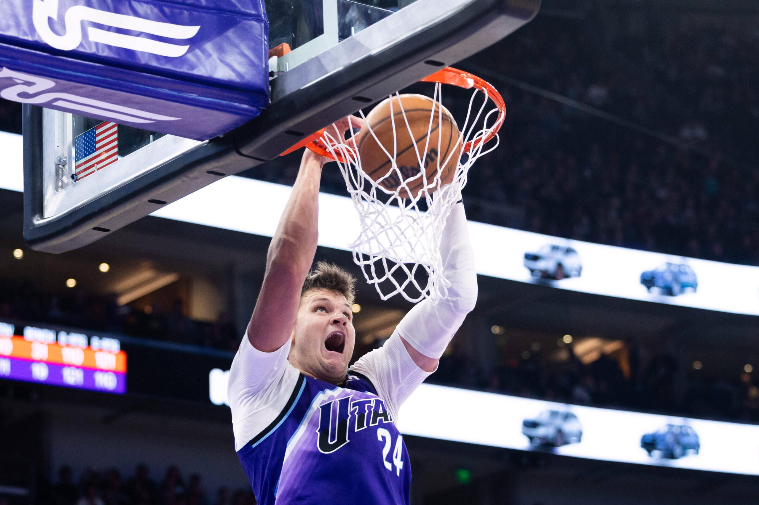 Walkera Kesslera vymení Utah Jazz do Los Angeles Lakers, ktorí budú mať s centrom zmluvu na ďalšie štyri sezóny NBA a celkovo za približne 130 miliónov dolárov,