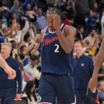 15. apríla 2026; Inglewood, Kalifornia, USA; Útočník Los Angeles Clippers Kawhi Leonard (2) opúšťa kurt po tom, čo ho porazili Golden State Warriors počas predkola play-off play-off NBA 2026 v Intuit Dome. Povinný kredit: Jayne Kamin-Oncea-Imagn Images