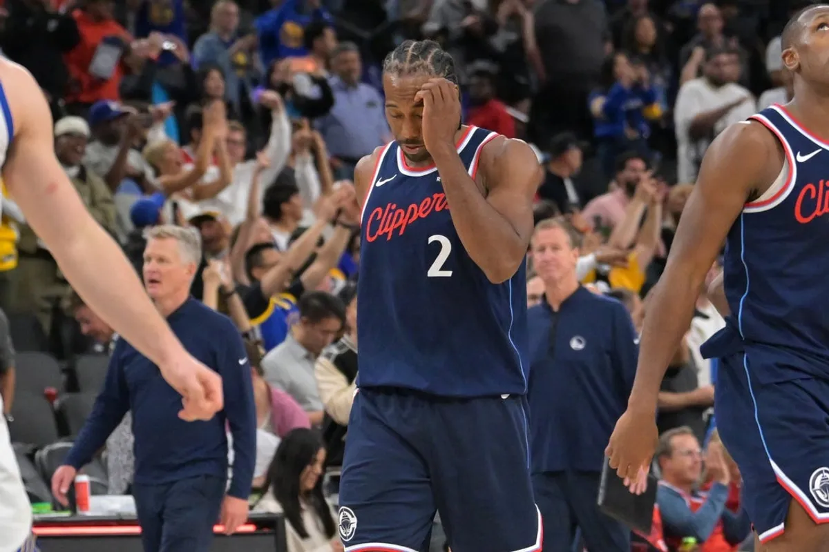 15. apríla 2026; Inglewood, Kalifornia, USA; Útočník Los Angeles Clippers Kawhi Leonard (2) opúšťa kurt po tom, čo ho porazili Golden State Warriors počas predkola play-off play-off NBA 2026 v Intuit Dome. Povinný kredit: Jayne Kamin-Oncea-Imagn Images